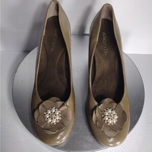 Aerosoles Women's Tan Pumps with Floral Accent. Size 9 pre owned exellent c